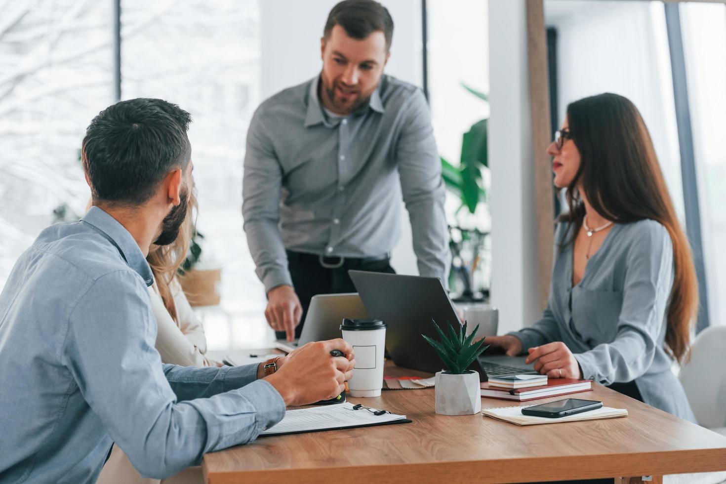 tendo conversa. grupo de empresários que trabalham no projeto no escritório foto