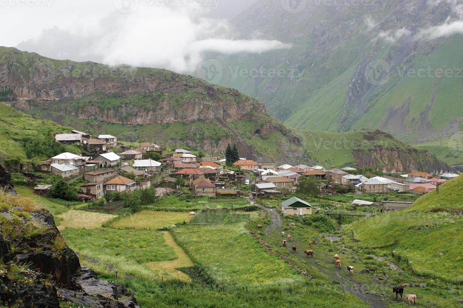 vila, montanhas do cáucaso, georgia foto