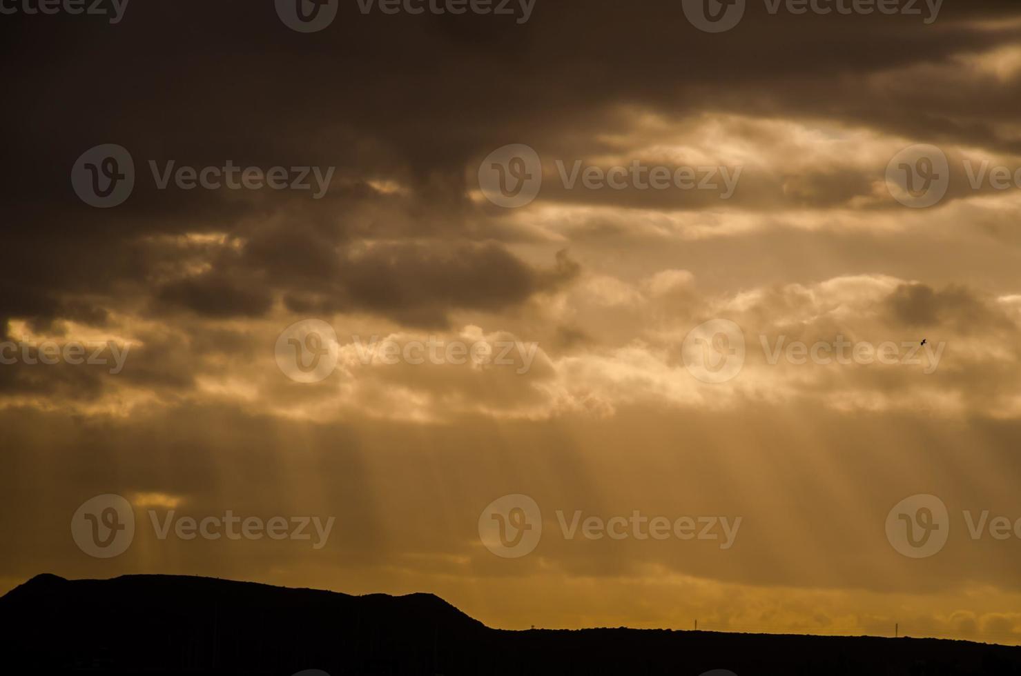 vista do céu sobre o pôr do sol foto