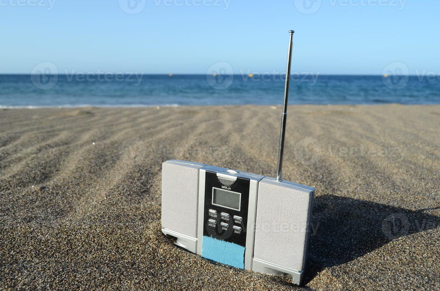 rádio na areia da praia foto