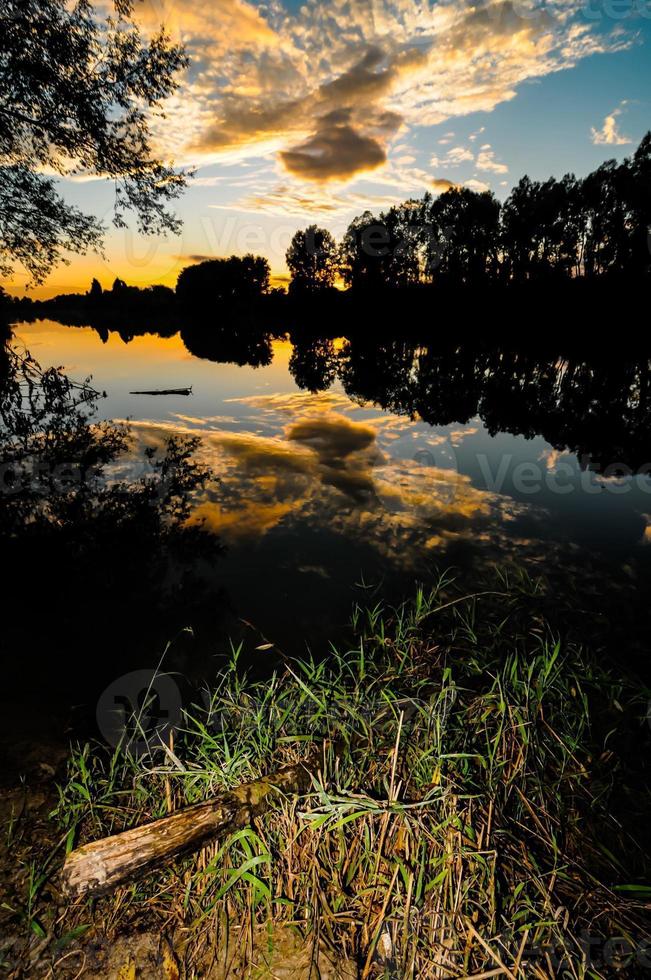 vista da paisagem pela água foto