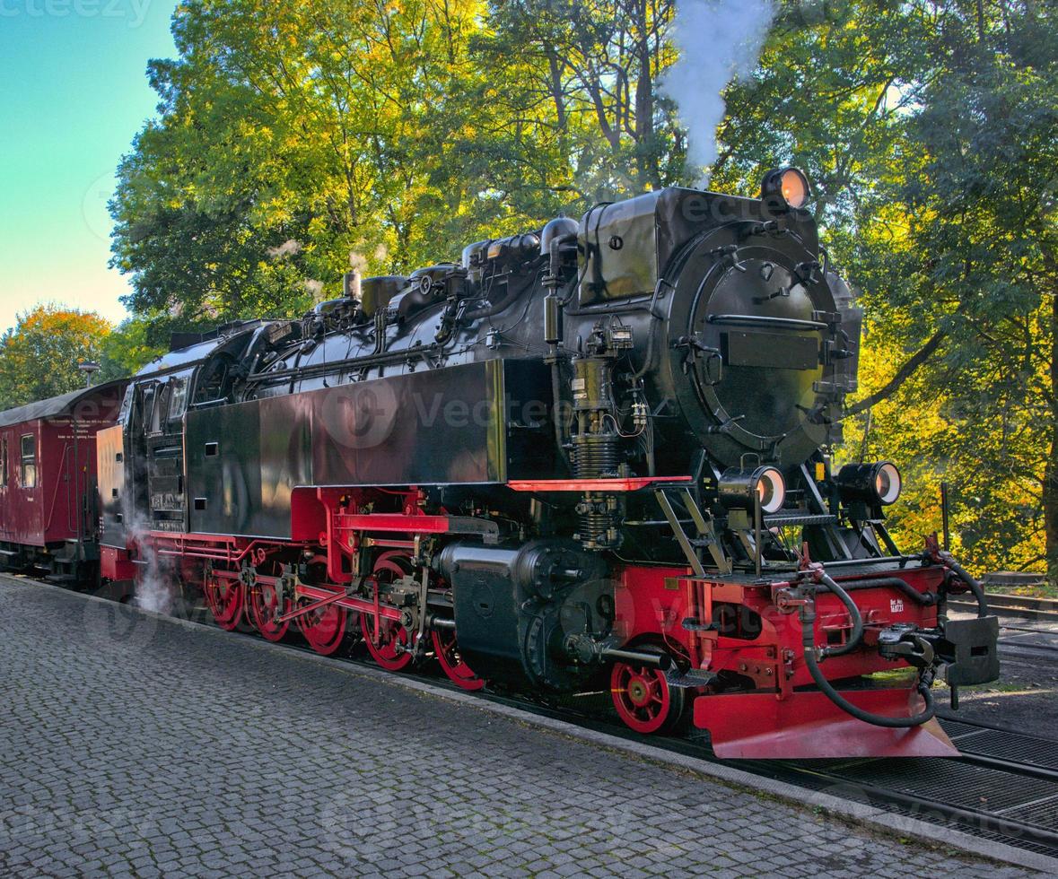 velho trem a vapor nas montanhas harz na alemanha foto