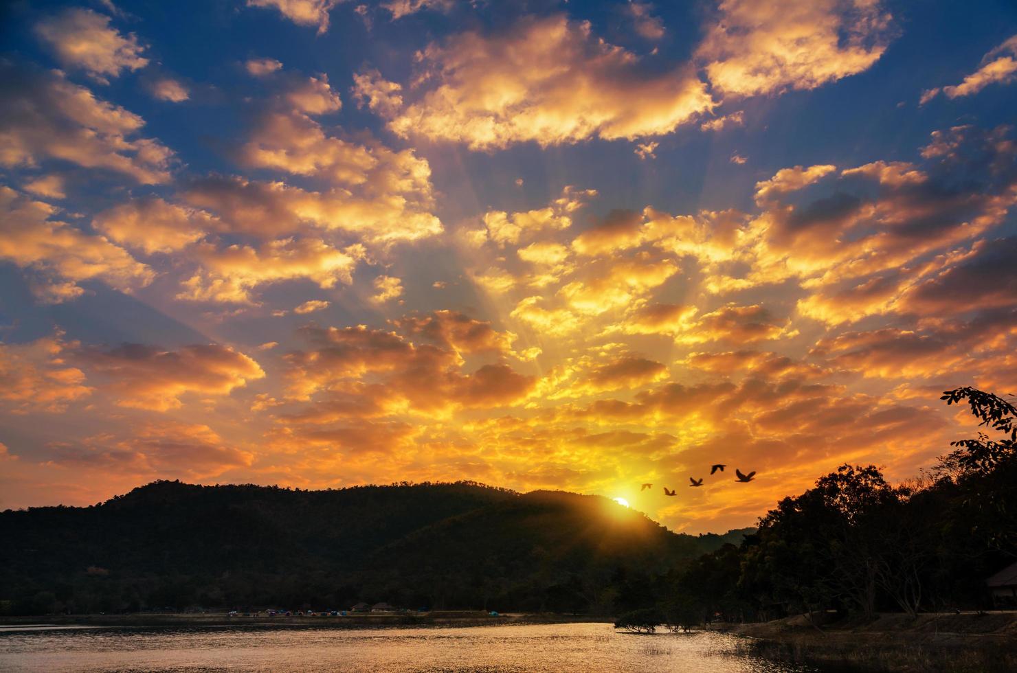 nascer do sol sobre a montanha foto