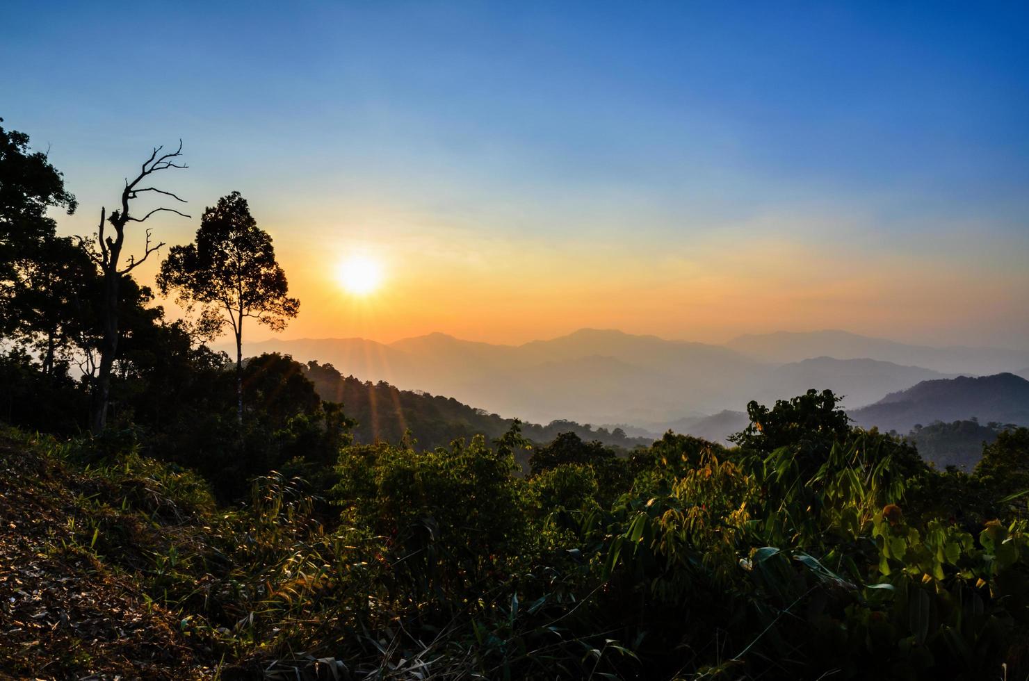 vista de alto ângulo belo pôr do sol foto