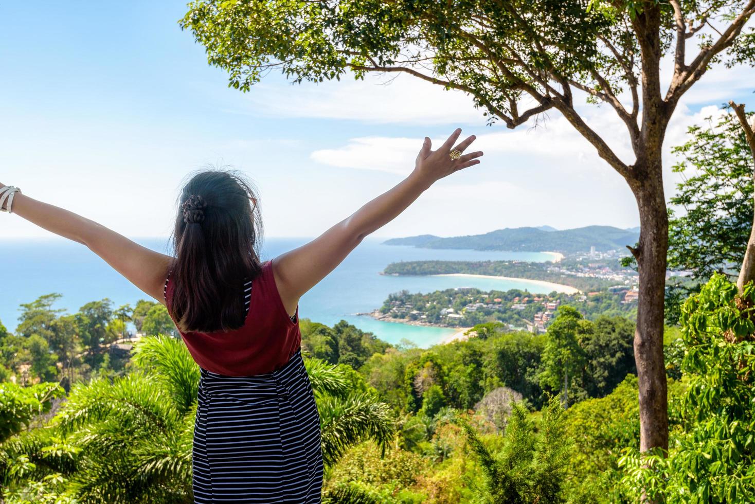 mulher turista gestos felizes na alta vista panorâmica foto