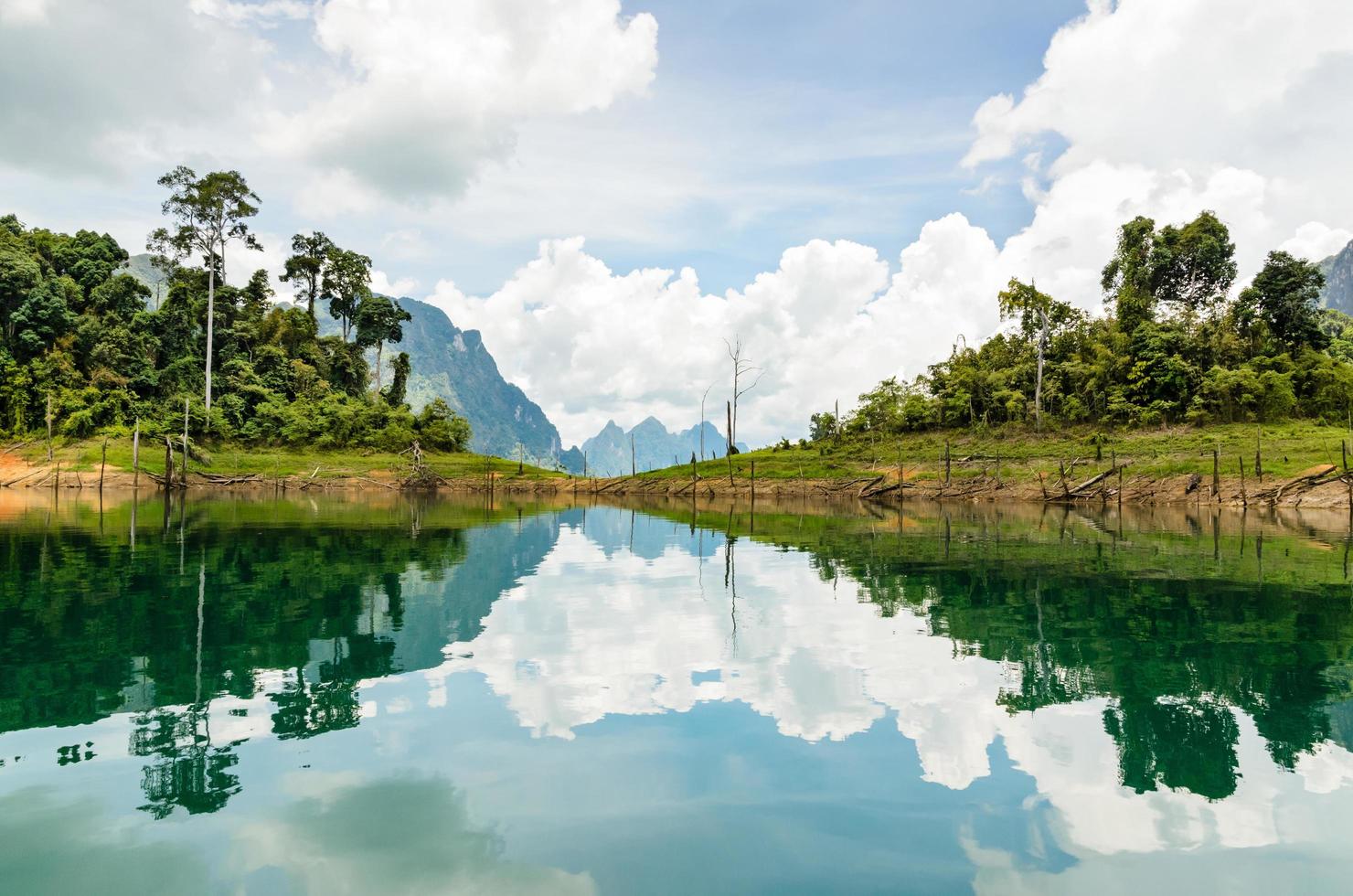 superfície da água refletindo o céu e a nuvem foto