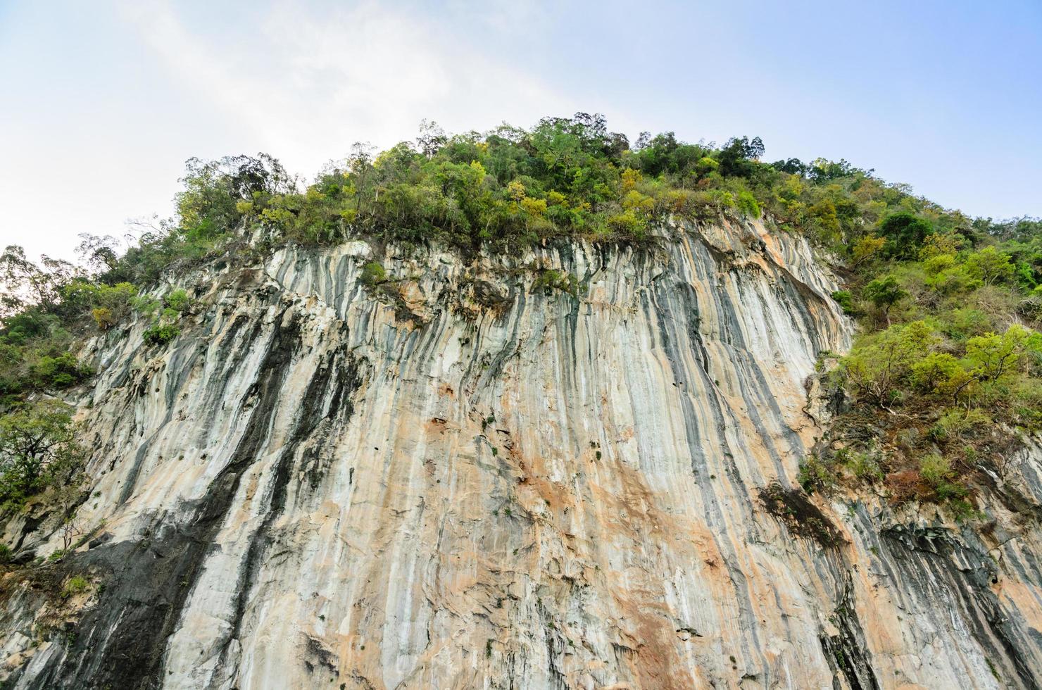 altas falésias da montanha de calcário foto