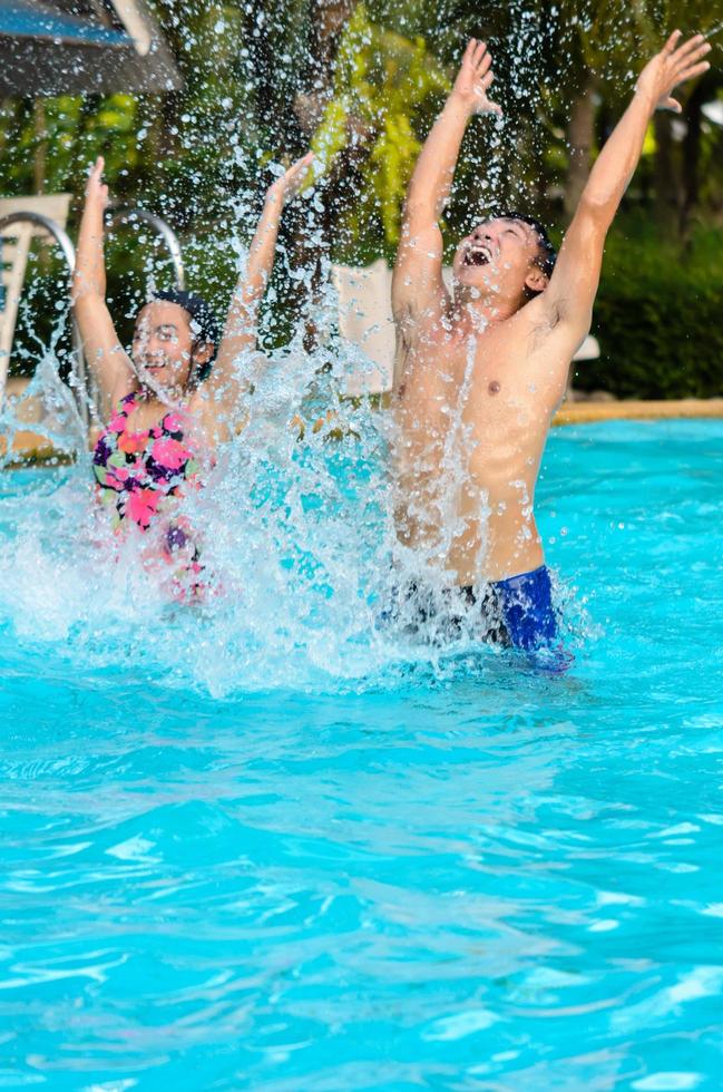 pai e filha se divertem na piscina foto