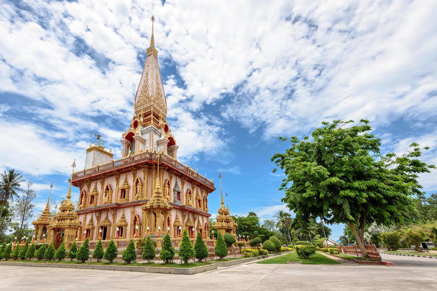 wat chalong ou templo wat chaitaram foto