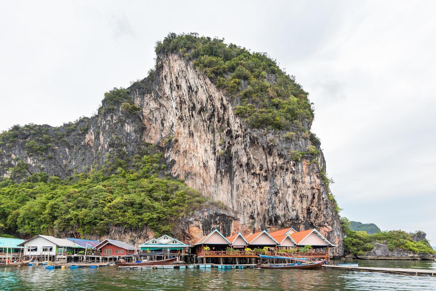 koh panyee ou punyi island village está flutuando foto