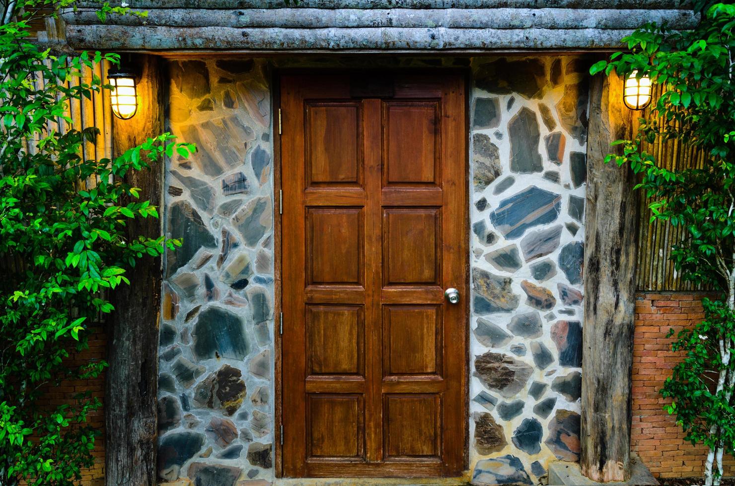 porta de madeira à noite foto