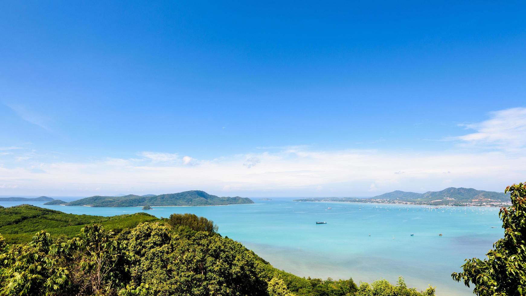 ver o céu azul sobre o mar de andaman em phuket, tailândia foto