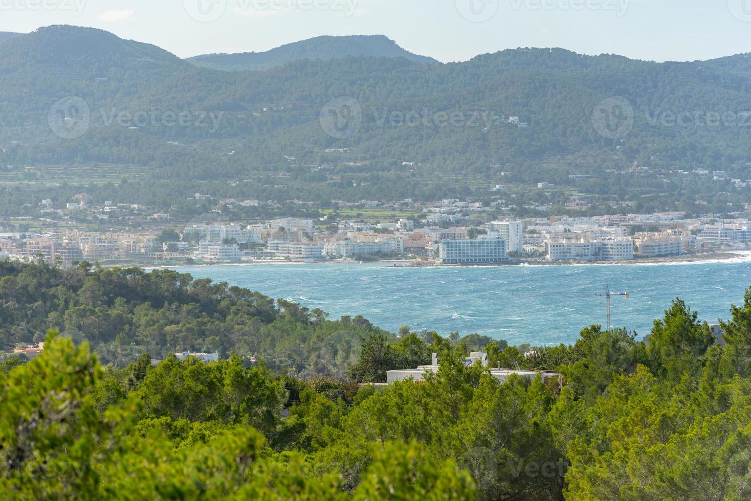 vista panorâmica da cidade de sant antoni de portmany em ibiza, espanha foto