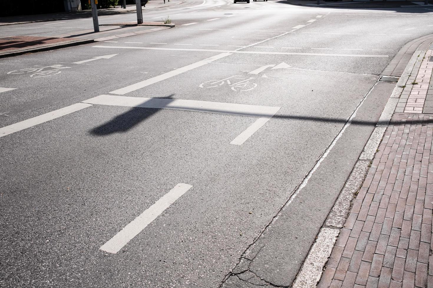 sinais impressos na estrada que permitem o ciclismo e setas que indicam a direção do movimento. conceito de segurança. foto