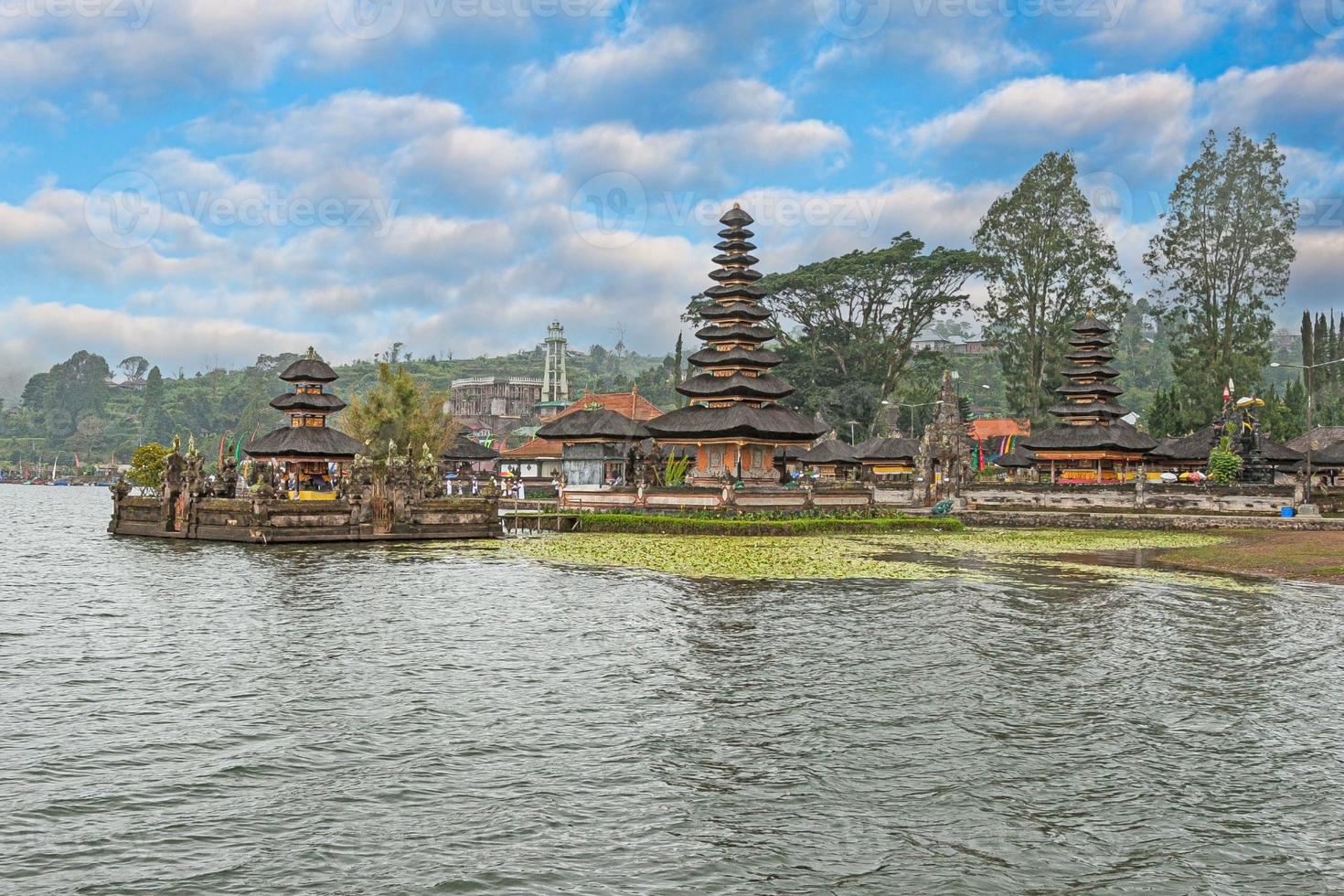 imagem do complexo de templos pura ulun danu bratan no lago banau beratan na ilha indonésia de bali foto