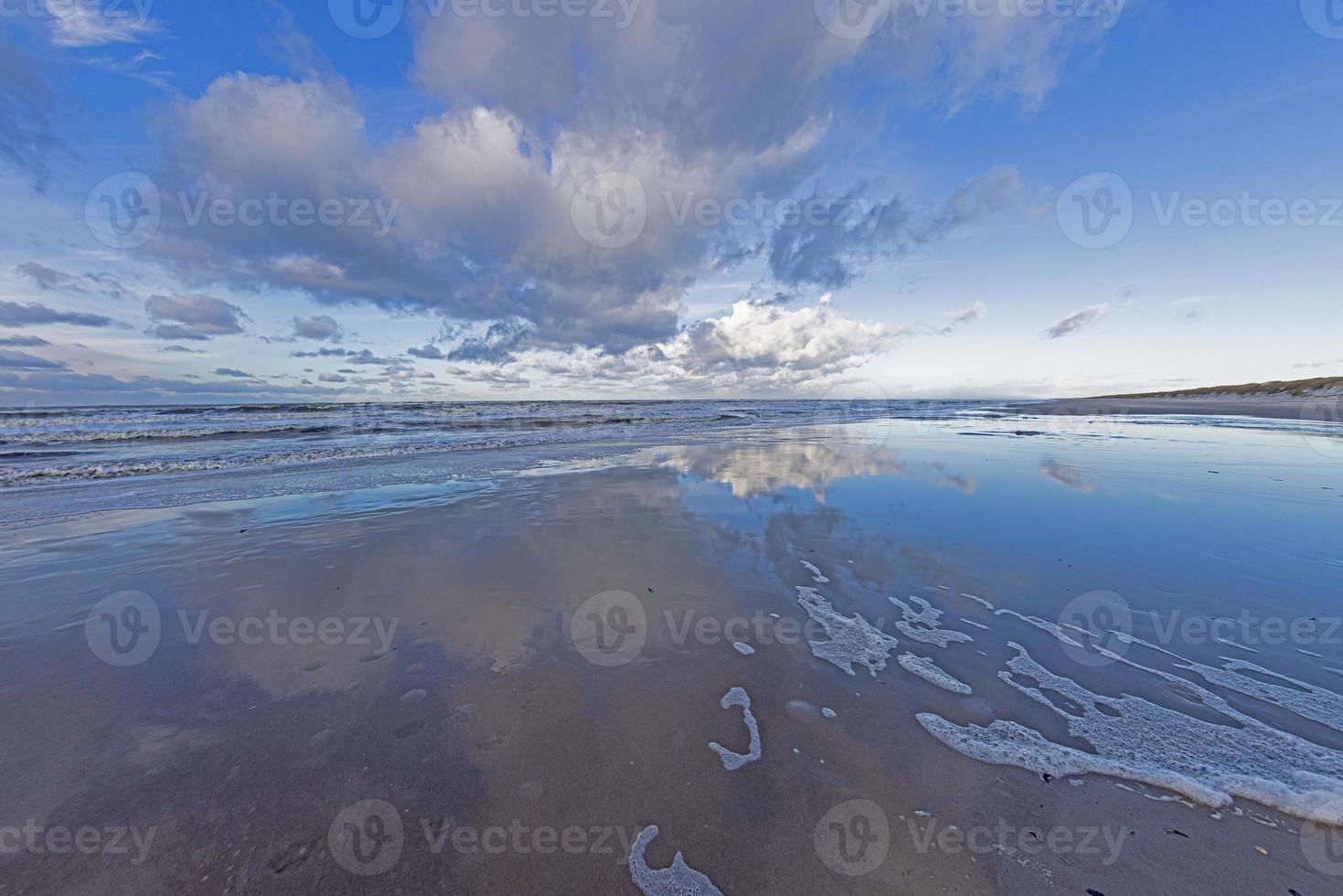 imagem de inverno de uma praia do mar do norte perto de vejers na dinamarca foto