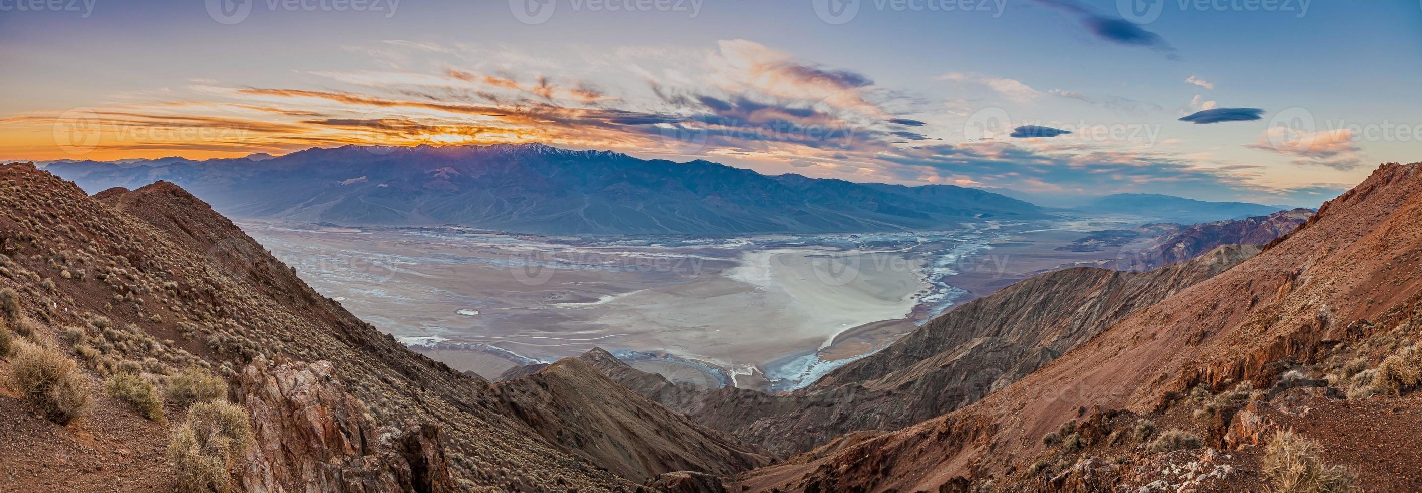 imagem panorâmica do vale da morte no estado americano de nevada do ponto de vista do pico de dantes foto