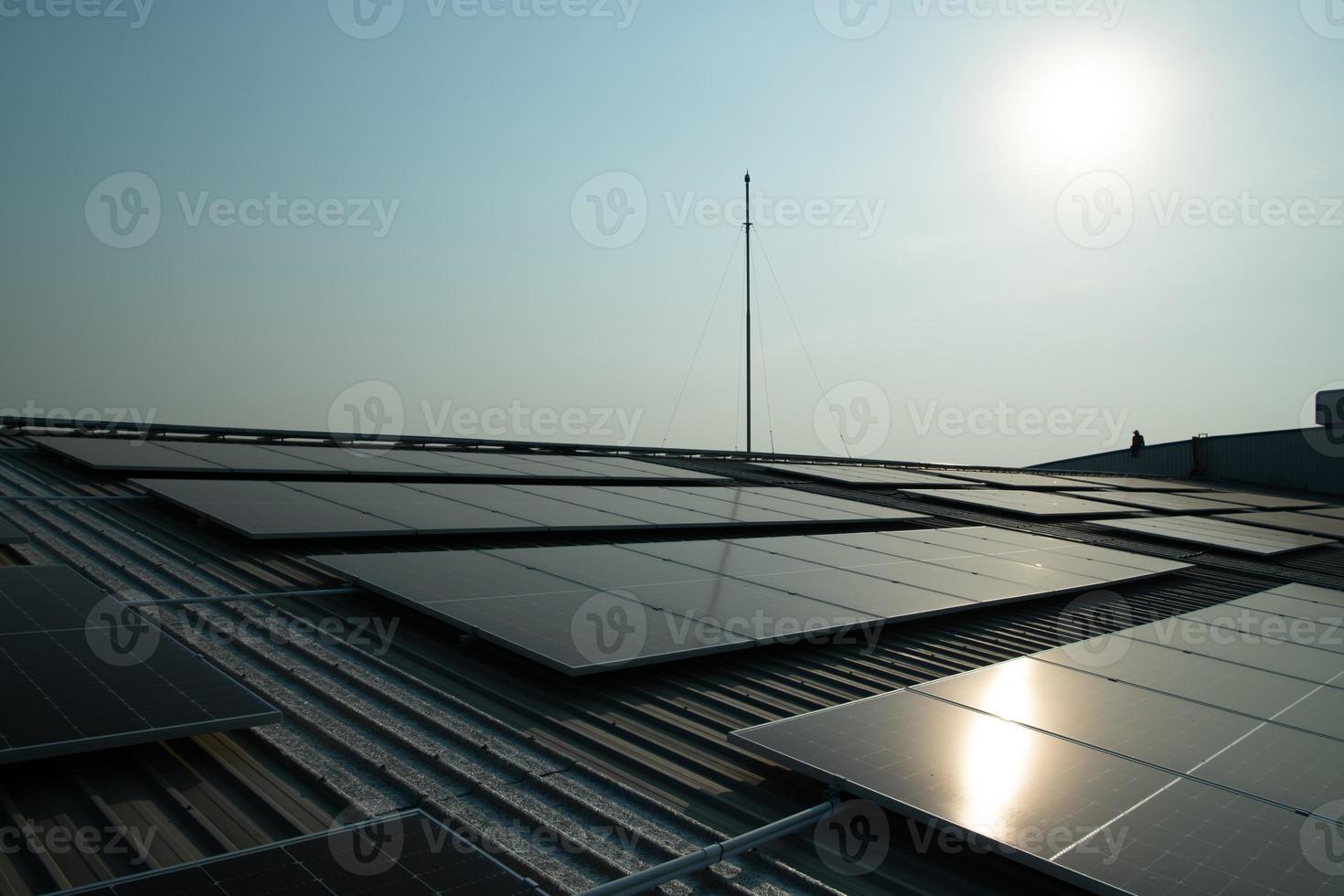 fazenda solar no telhado e módulos solares do pôr do sol para tecnologia de energia renovável foto