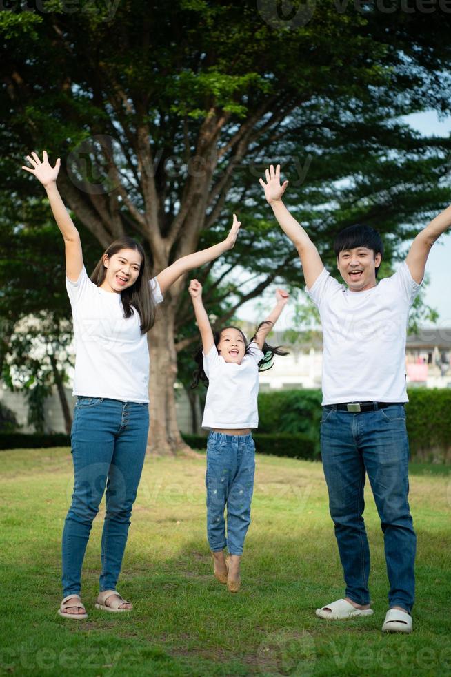 férias para uma jovem família passar este tempo inestimável juntos jogando foto