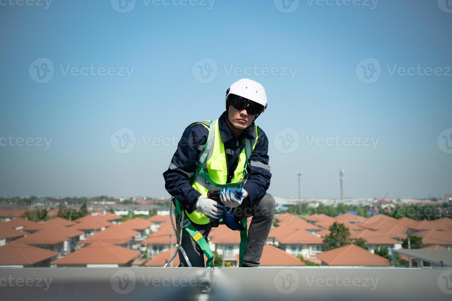 engenheiro responsável pela instalação de painéis solares a instalação de energia solar foto