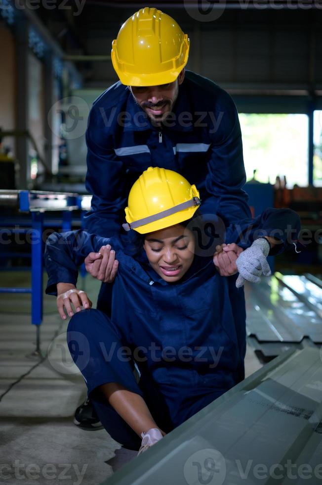 materiais perigosos e máquinas são encontrados em grandes instalações industriais. considerações de segurança são, portanto, de extrema importância. foto