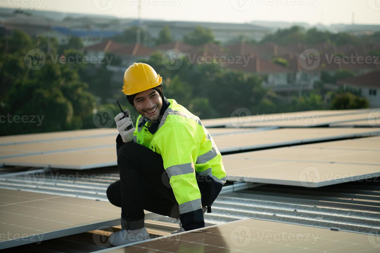 técnicos fornecem serviços trimestrais de manutenção de células solares no telhado da fábrica foto