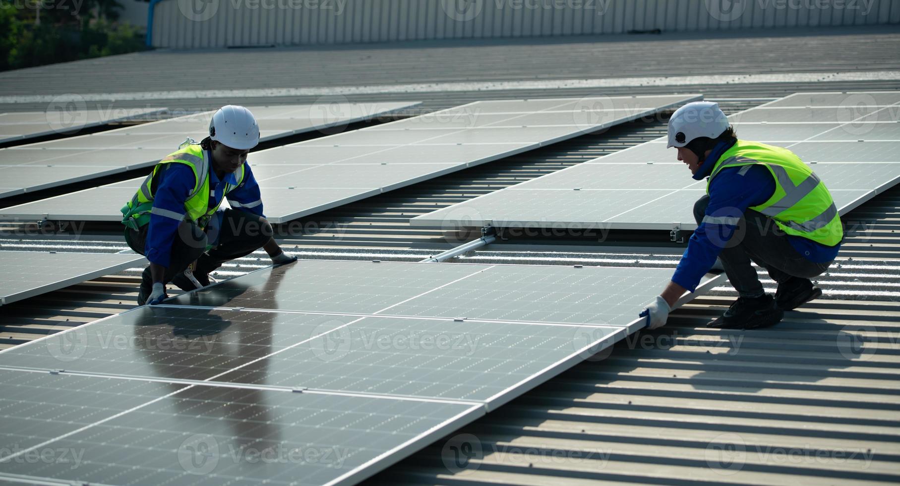 engenheiro responsável pela instalação de painéis solares a instalação de energia solar foto