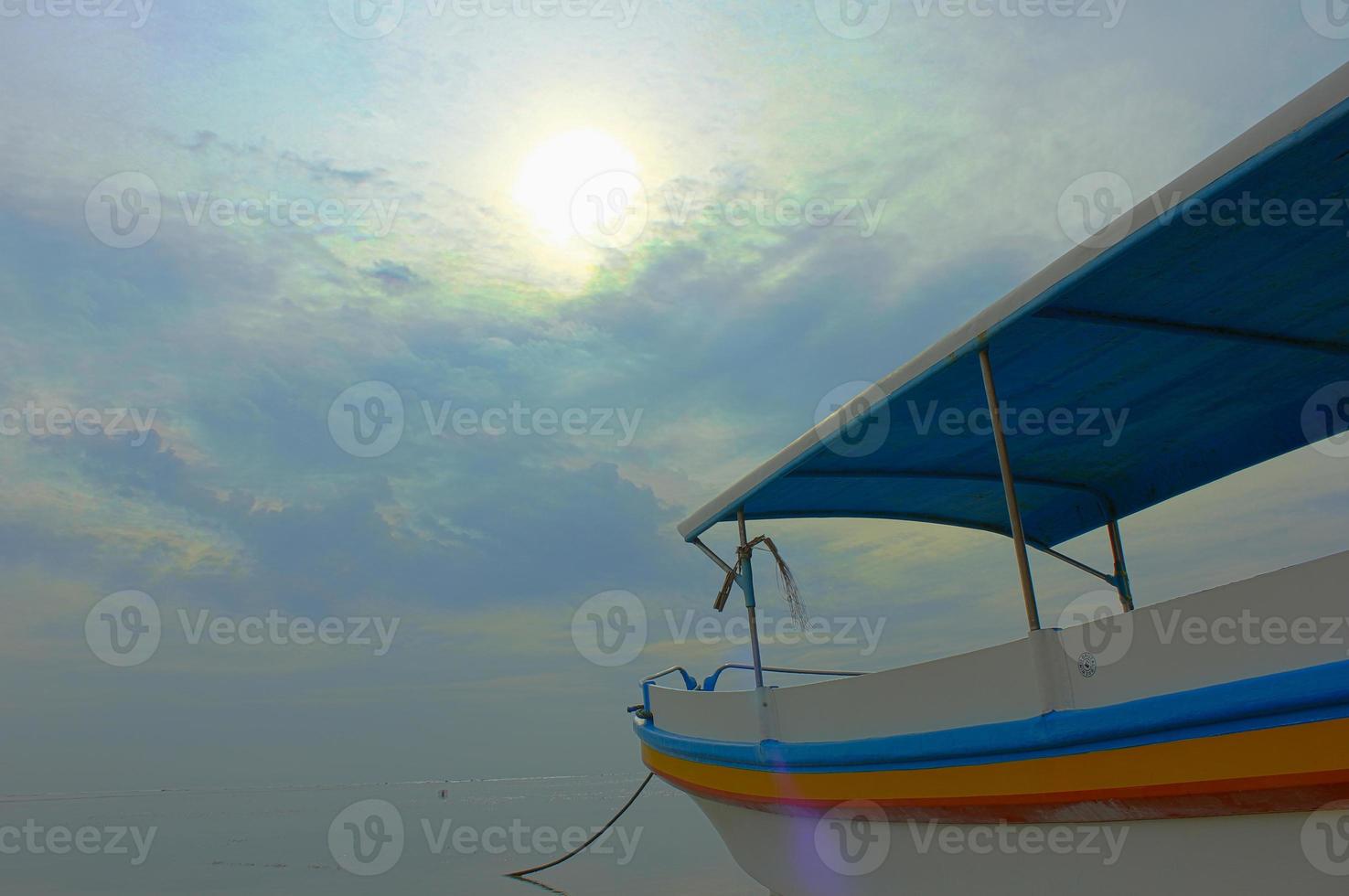 vista de um barco de pesca na praia. foto