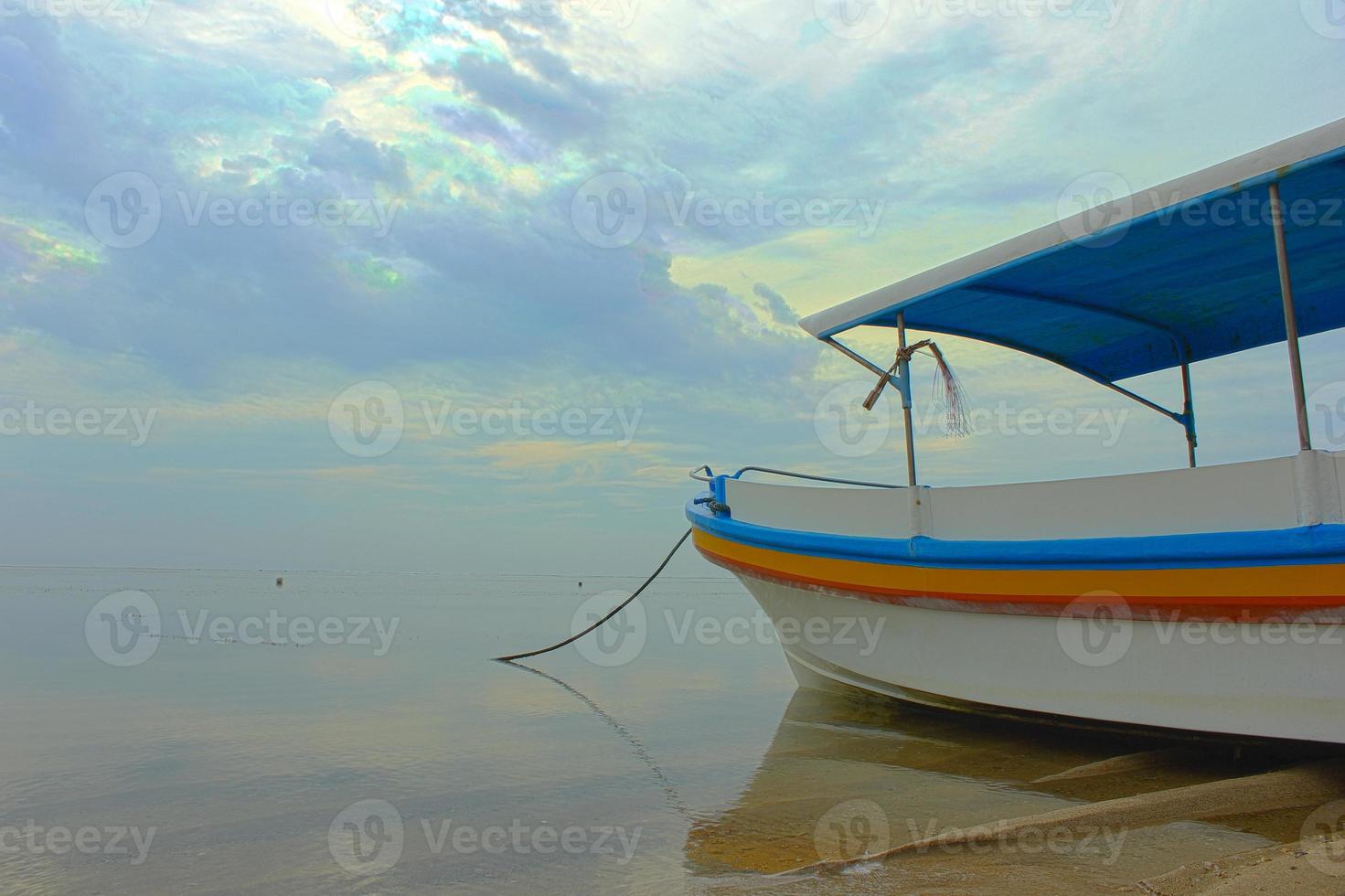 vista de um barco de pesca na praia. foto