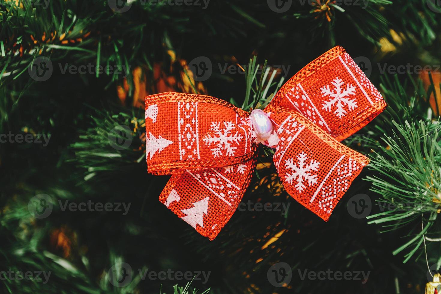 árvore de natal com laços grandes vermelhos com ornamento 16749408 Foto de  stock no Vecteezy