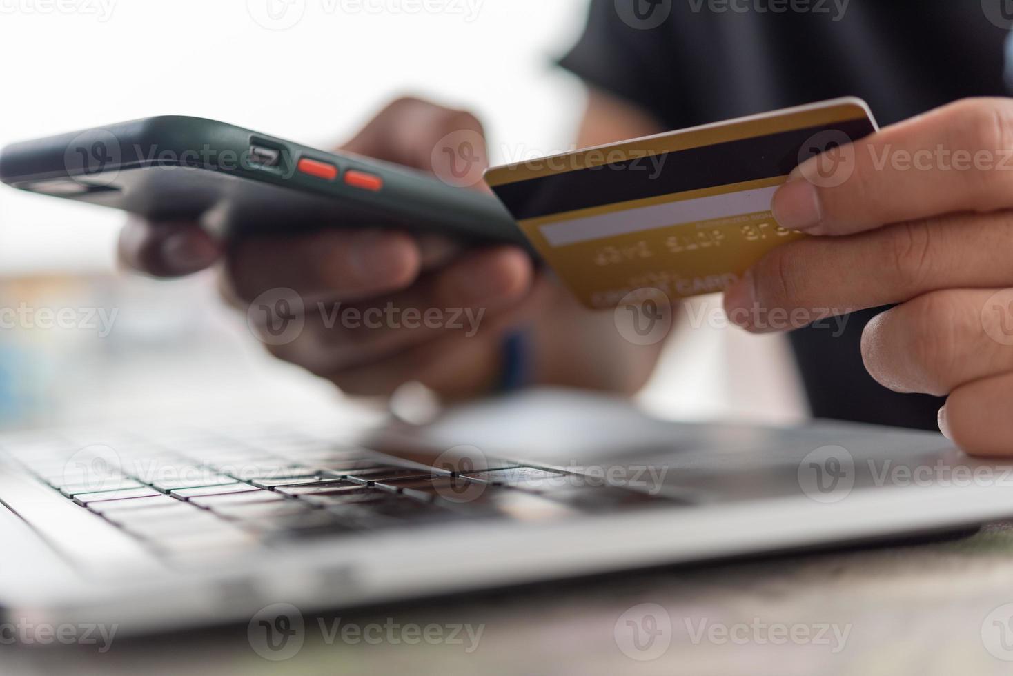 empresário usando cartão de crédito e laptop para fazer login no internet bank.online shopping, e-commerce, internet banking e pagamentos de transações financeiras via conceito de aplicativo de e-bank. foto