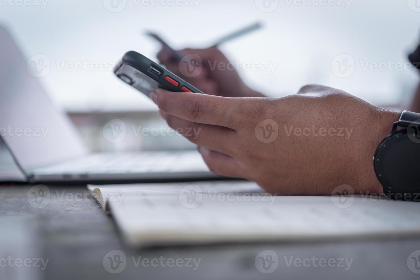 mãos de homem segurando um cartão de crédito e usando telefone inteligente para fazer compras online. foto