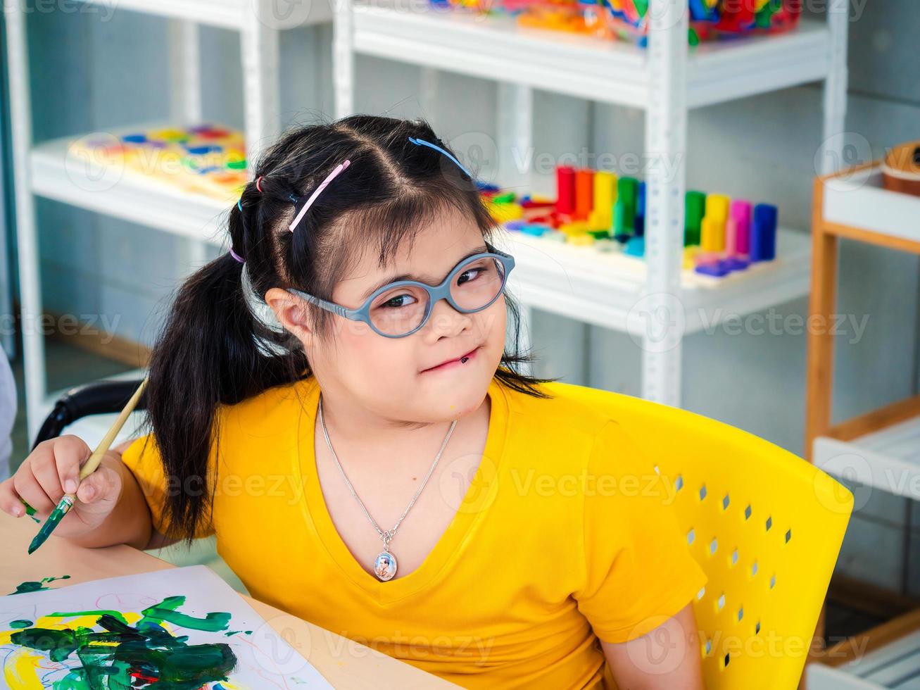 uma aula de artes criativas em grupo alegre para crianças e seu professor na sala de aula da escola, crianças felizes jogando um jogo de tabuleiro interessante durante uma aula na sala de aula foto