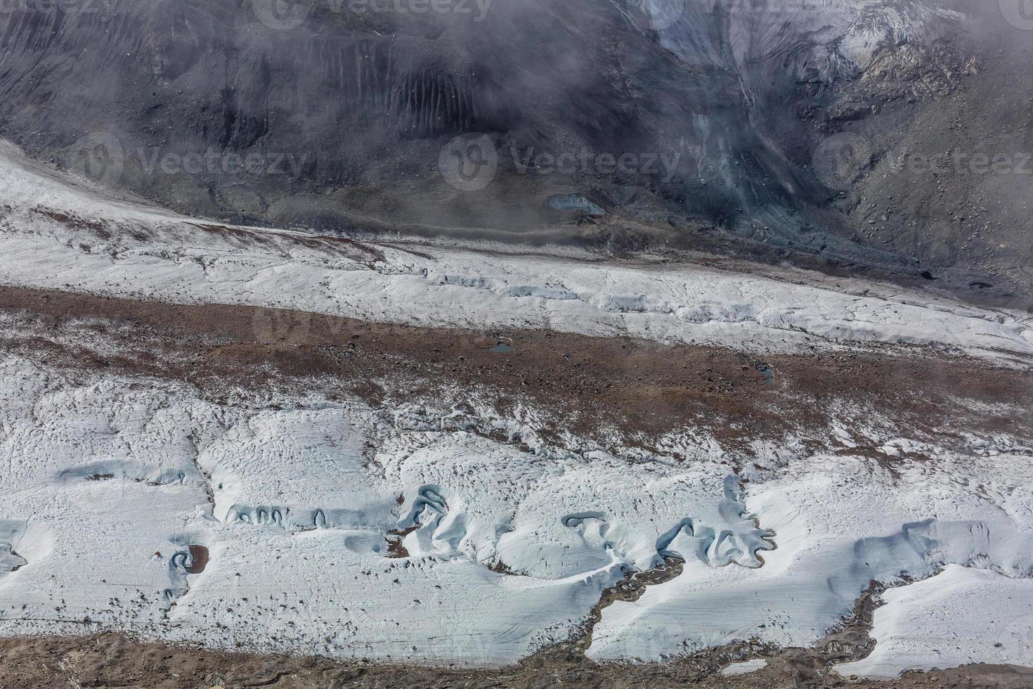 vista aérea das montanhas dos alpes na suíça. geleira foto