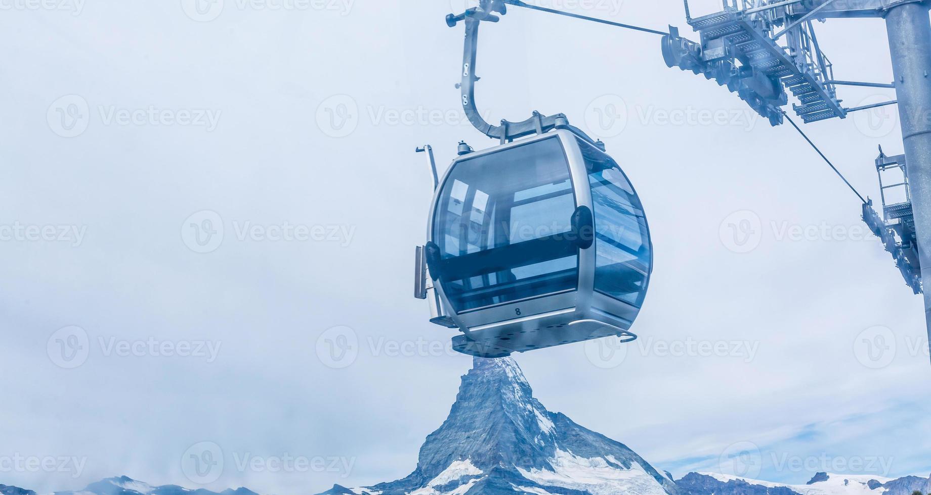 elevador de matterhorn perto de zermatt, suíça. alpes suíços, trem e teleférico. foto