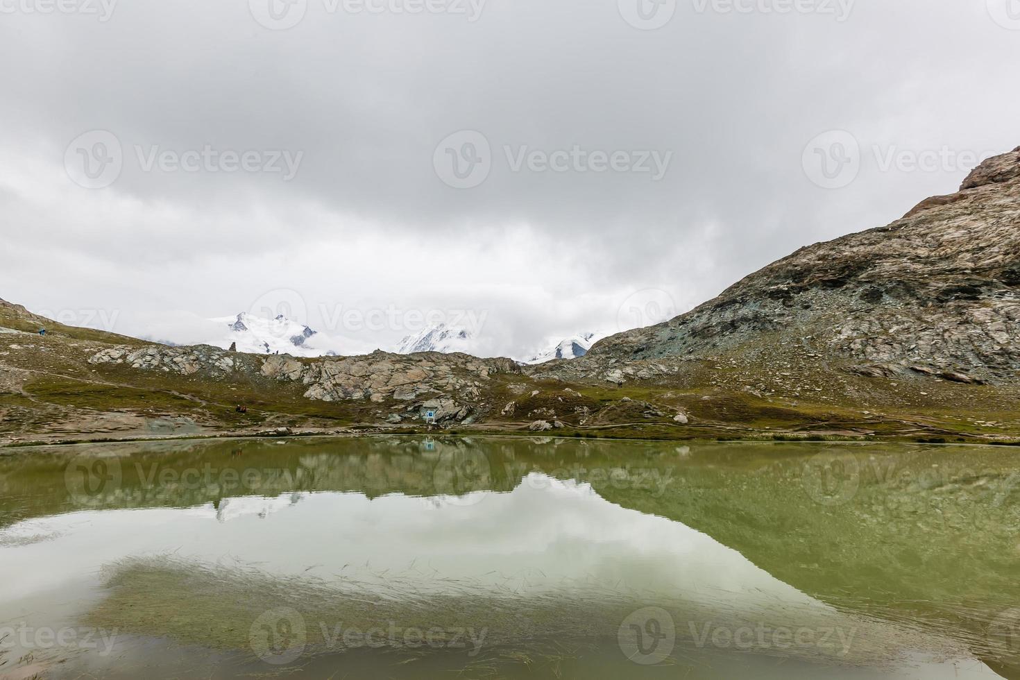 incrível paisagem montanhosa com céu nublado, fundo natural de viagens ao ar livre. mundo da beleza. foto