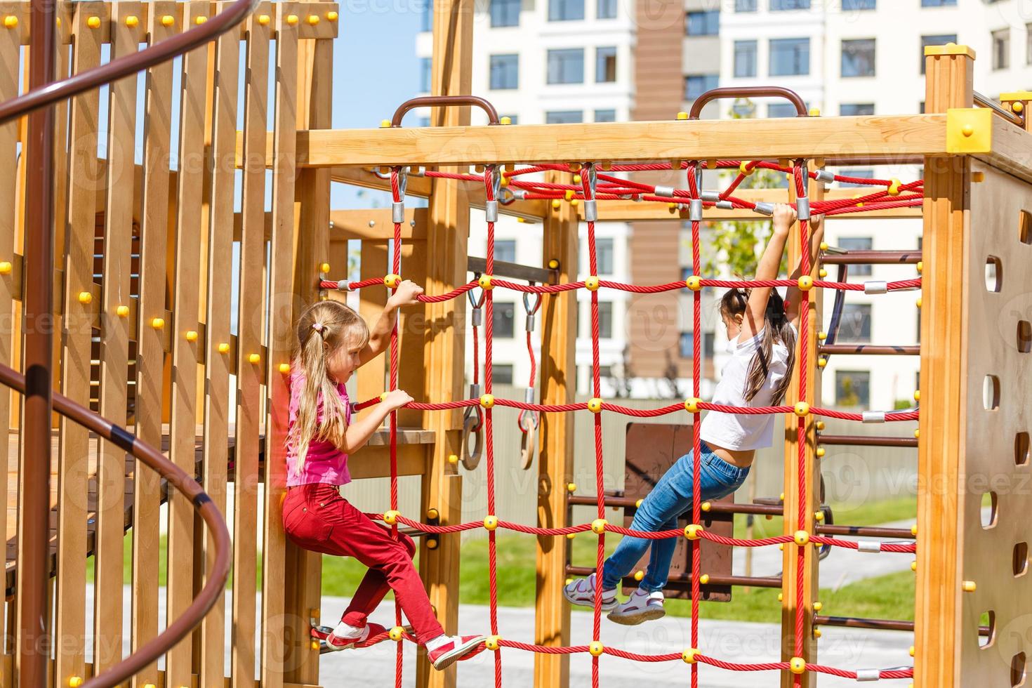 menina atraente em equipamentos de playground ao ar livre foto