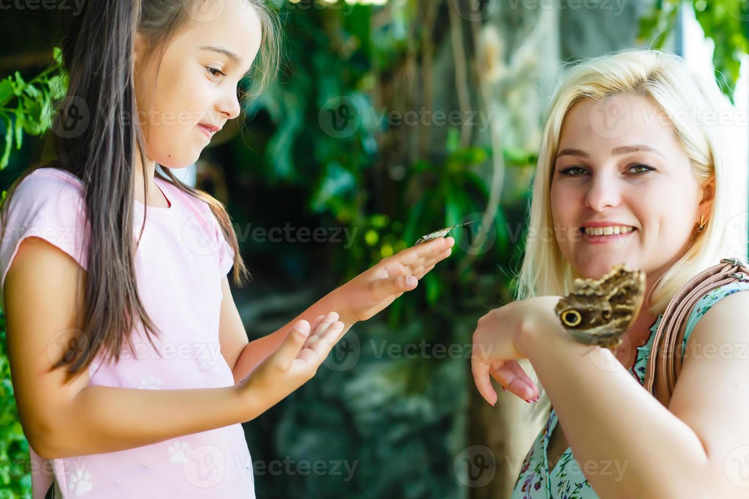 mãe com filha no parque borboletas foto