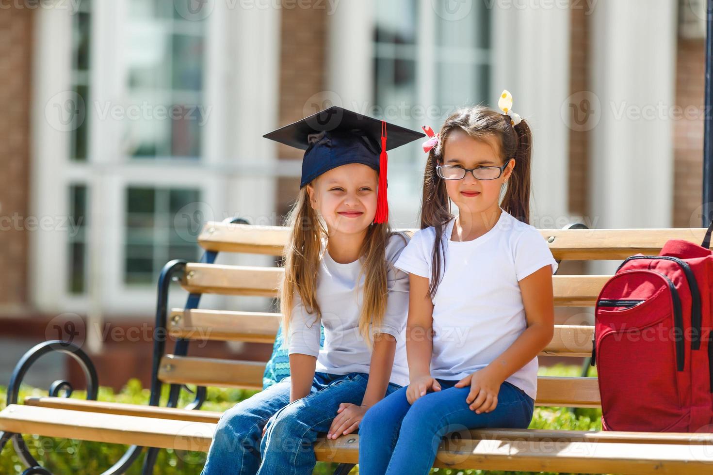 meninas felizes com colegas se divertindo na escola foto