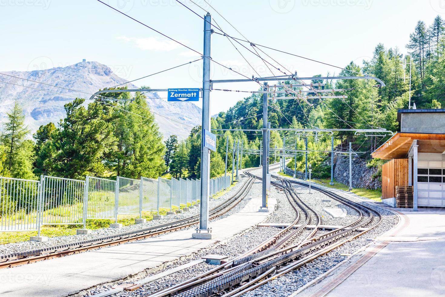 trem de montanha suíço cruzou os Alpes, ferrovia nas montanhas foto