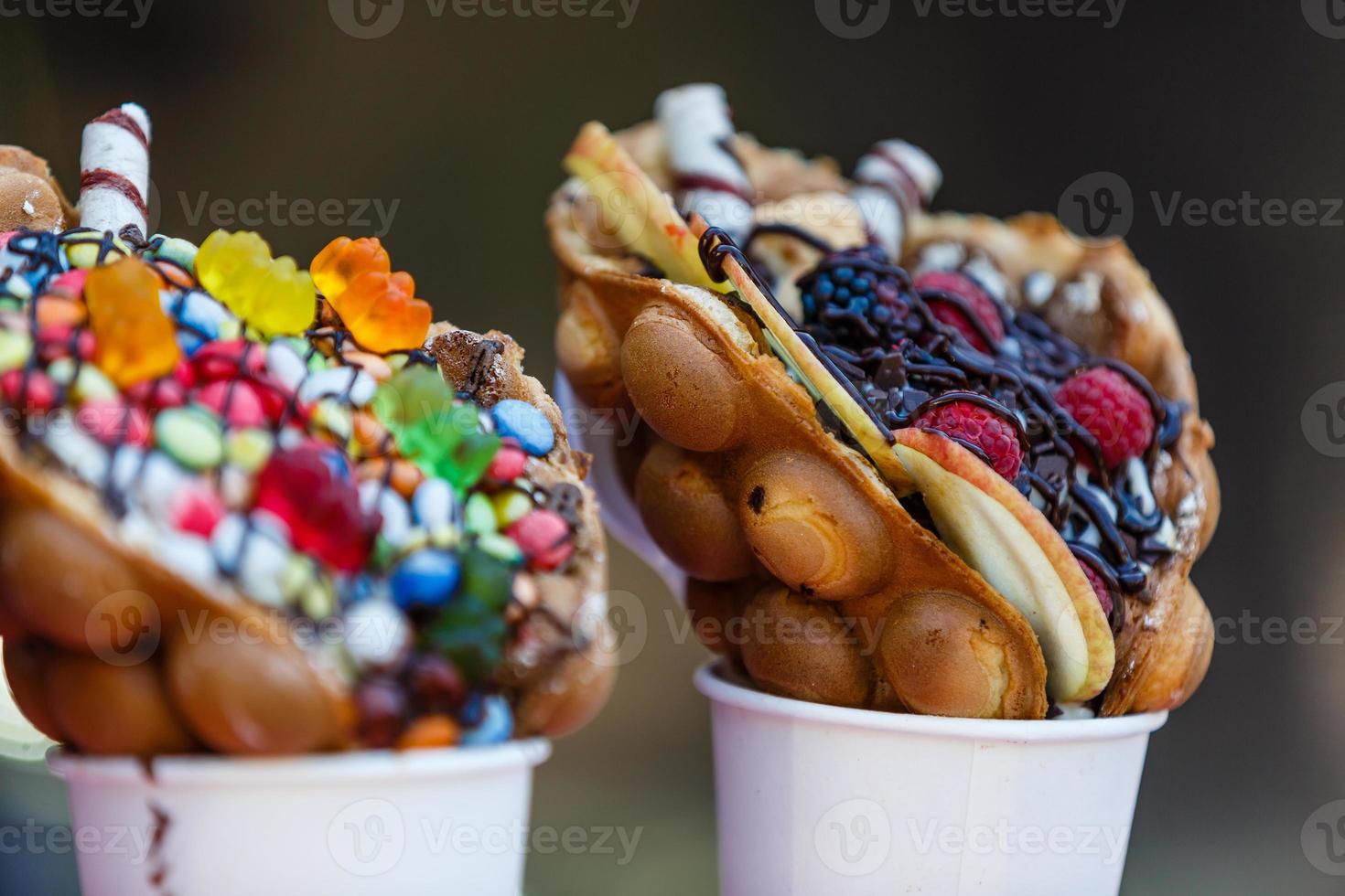 waffle de bolha de sorvete de baunilha com frutas e doces foto