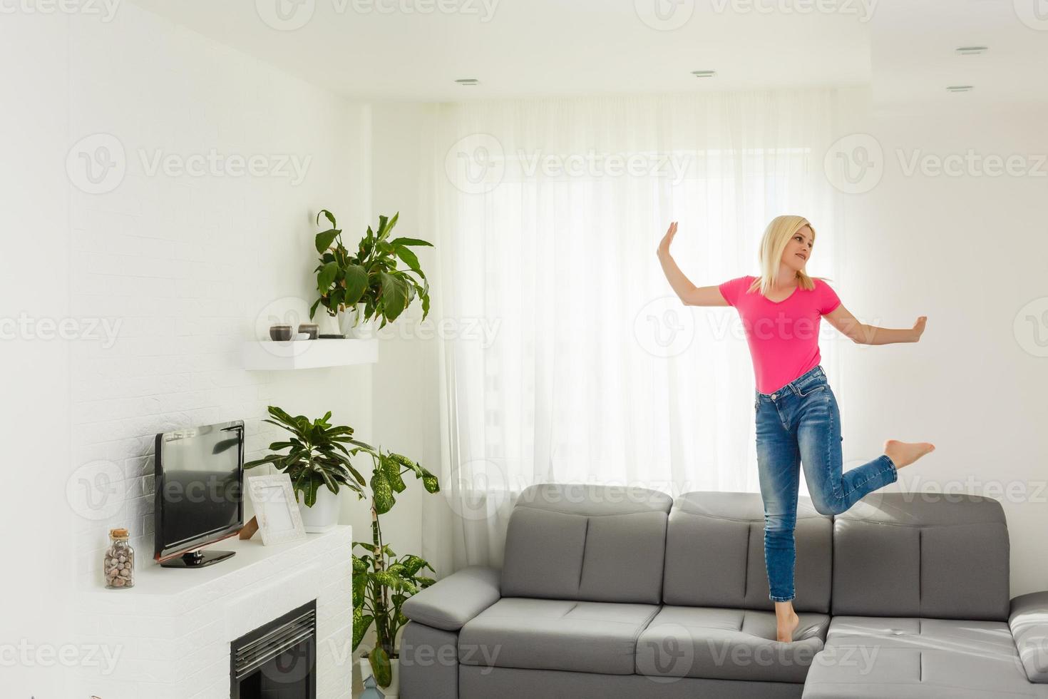 retrato de uma menina relaxando em um sofá depois do trabalho em casa sentada em um sofá na sala de estar em casa com uma luz quente do pôr do sol foto