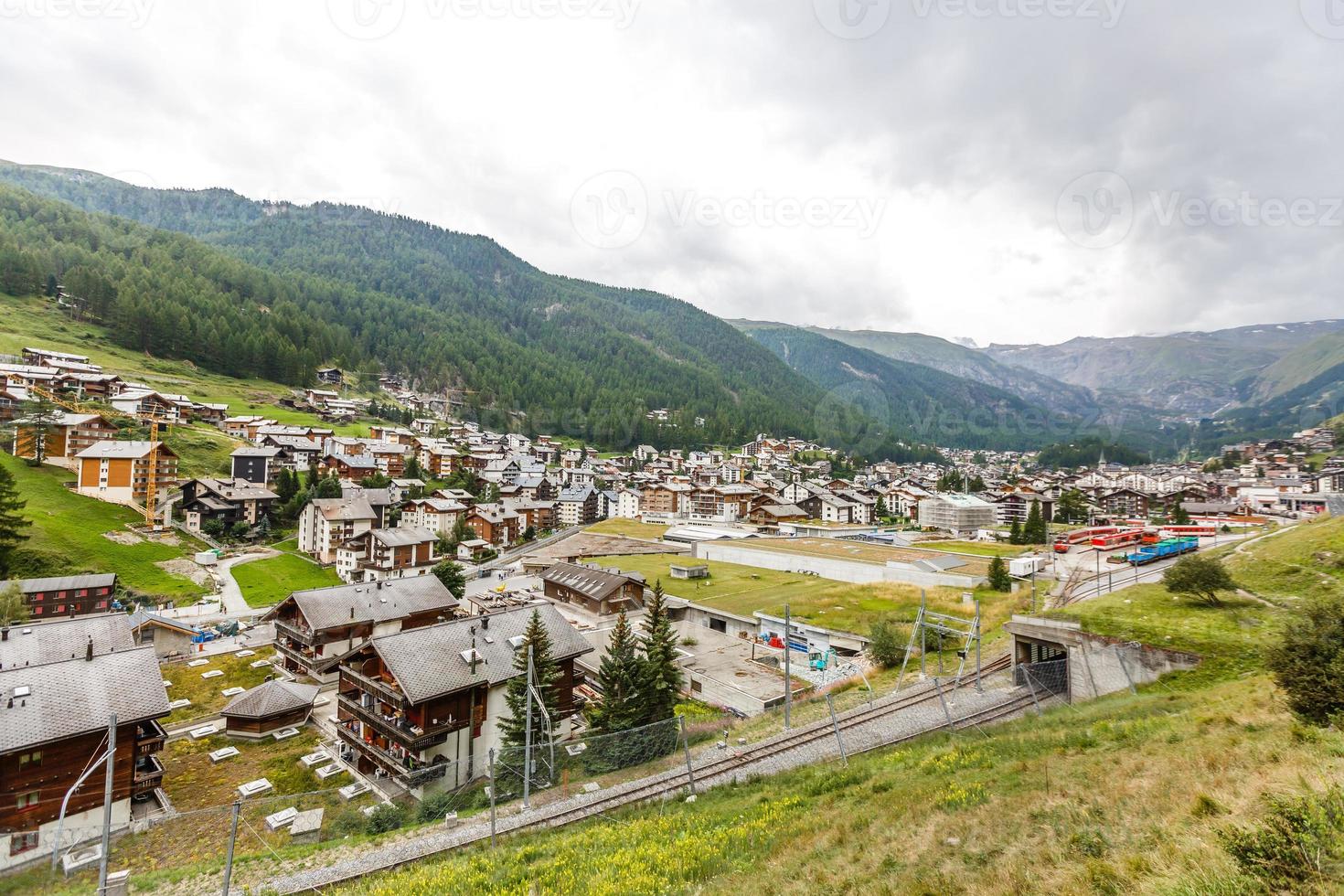 trabalho de construção nos alpes. Zermatt, Suíça. equipamento lagarta. foto