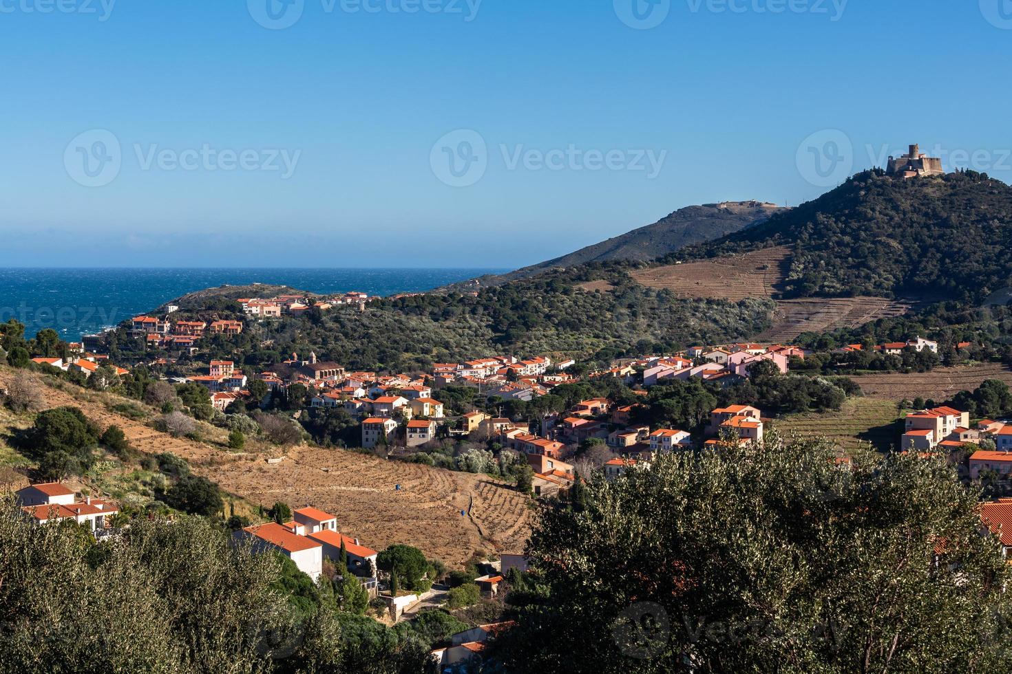 vistas de uma pequena cidade no sul da frança foto