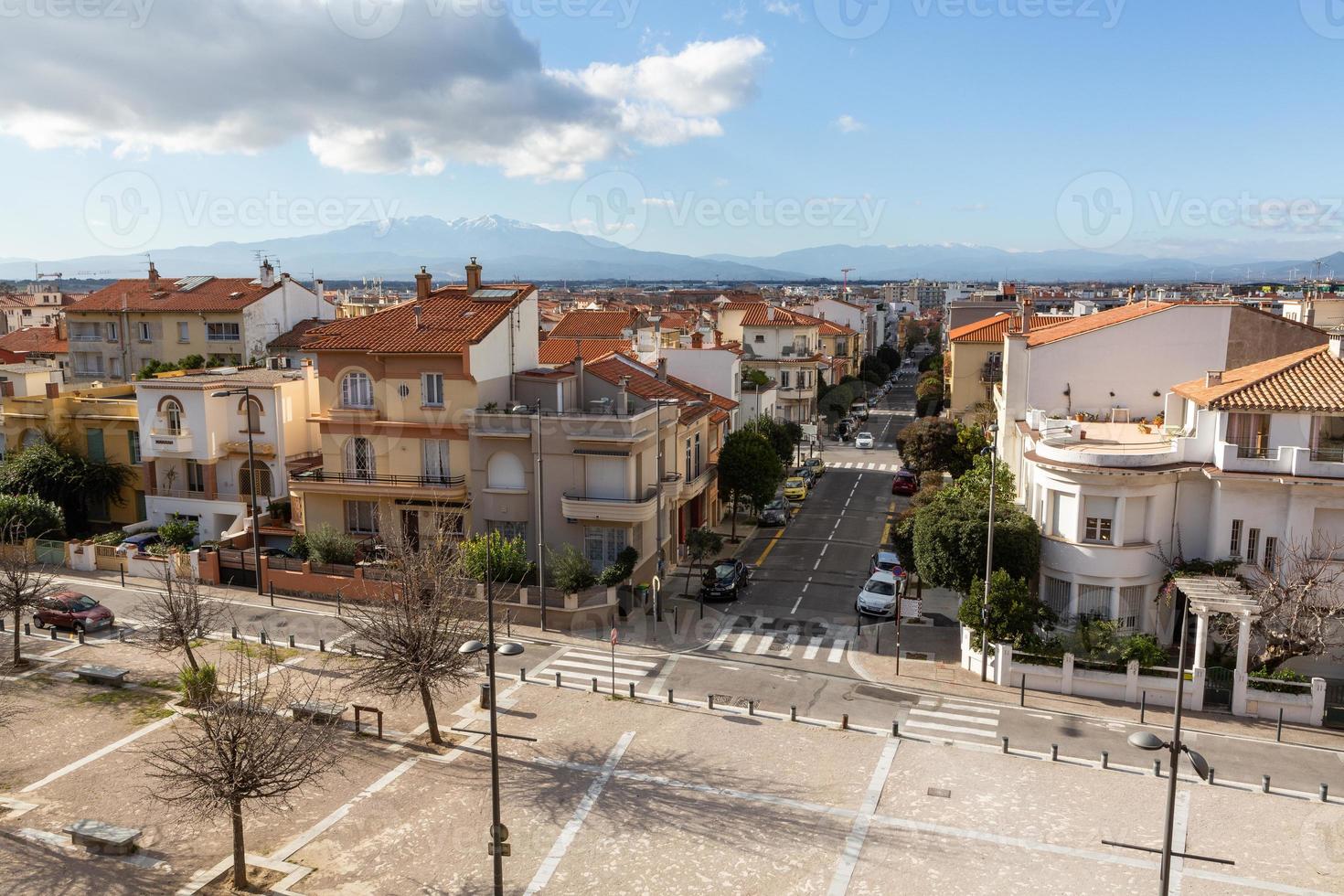 vistas de uma pequena cidade no sul da frança foto