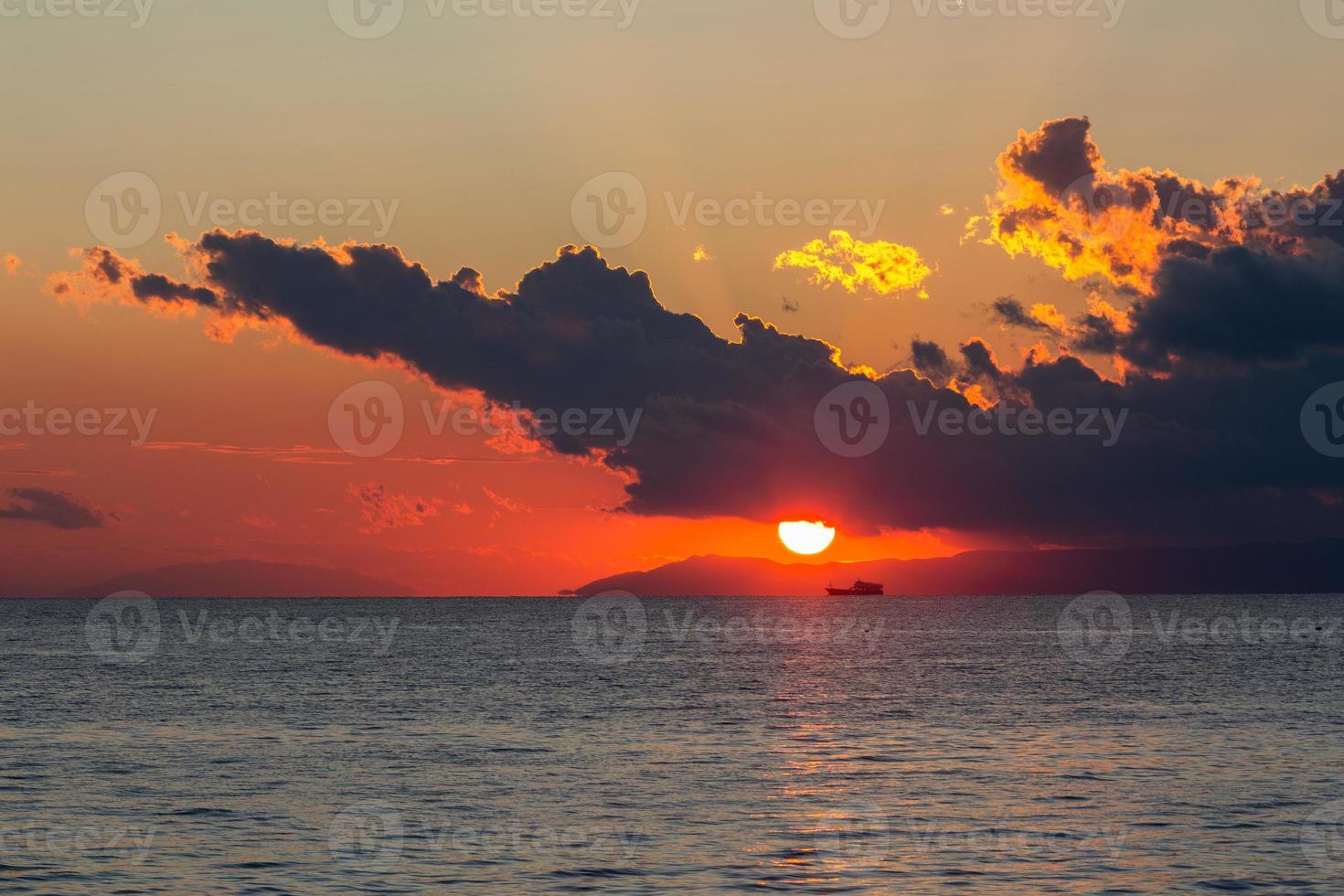 pôr do sol com nuvens escuras foto