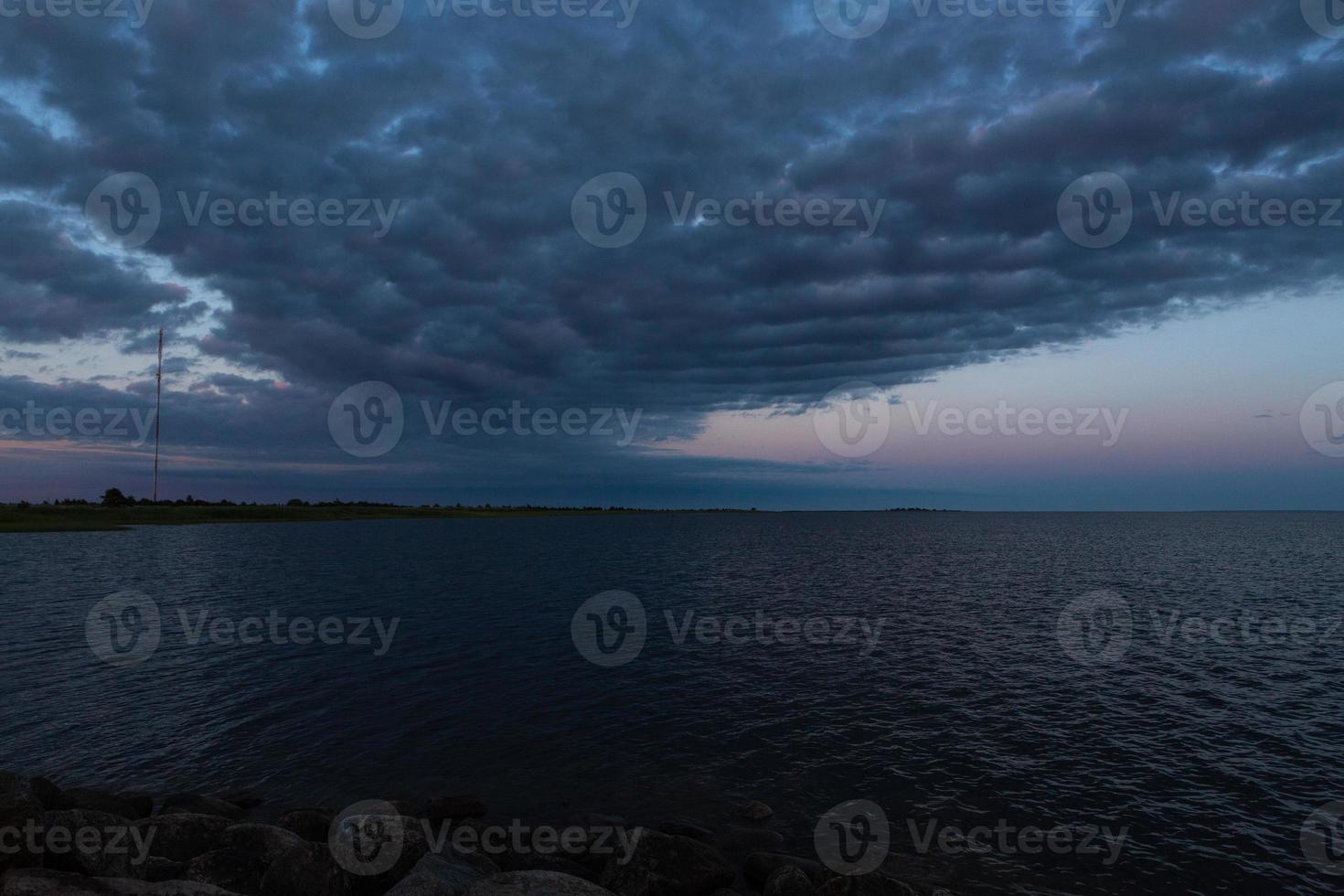 pôr do sol com nuvens escuras foto