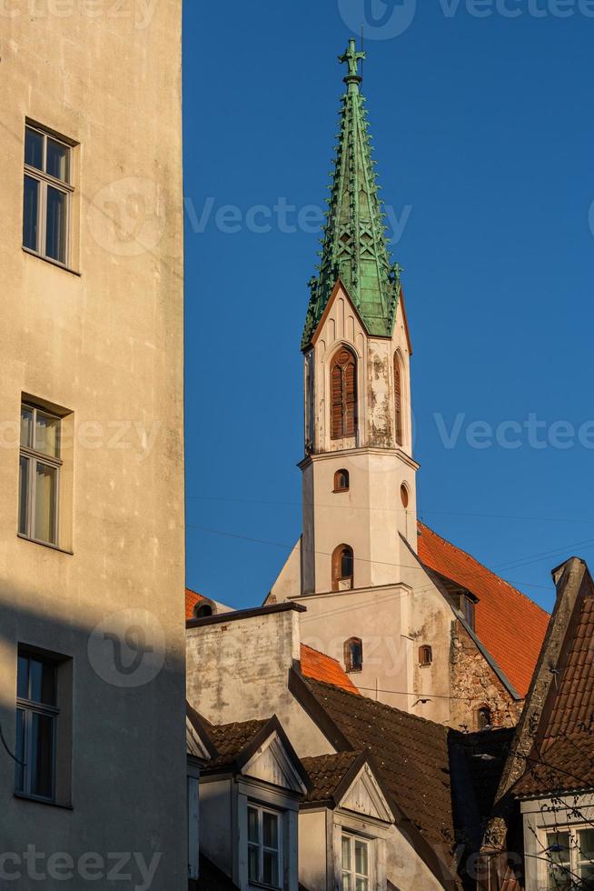 vistas do centro da cidade de riga em uma manhã ensolarada foto