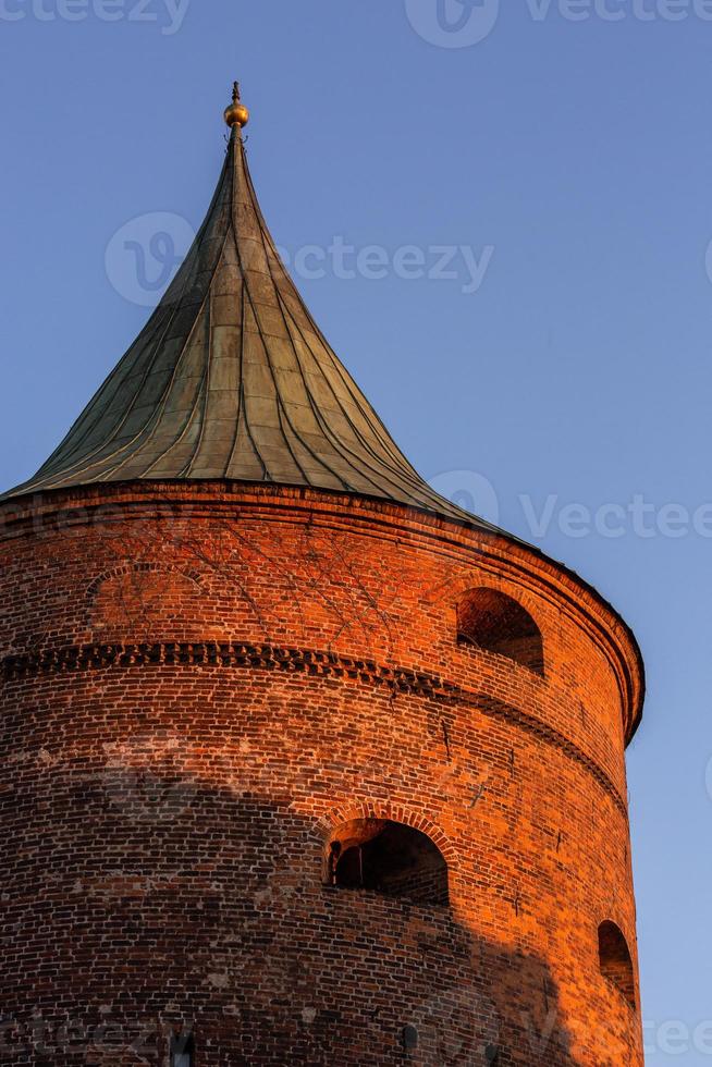 vistas do centro da cidade de riga em uma manhã ensolarada foto