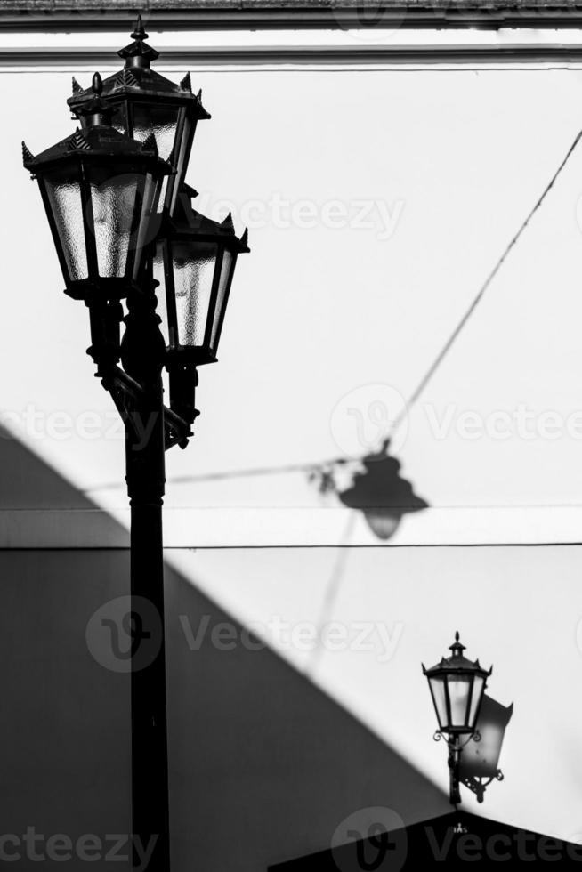 vistas do centro da cidade de riga em uma manhã ensolarada foto